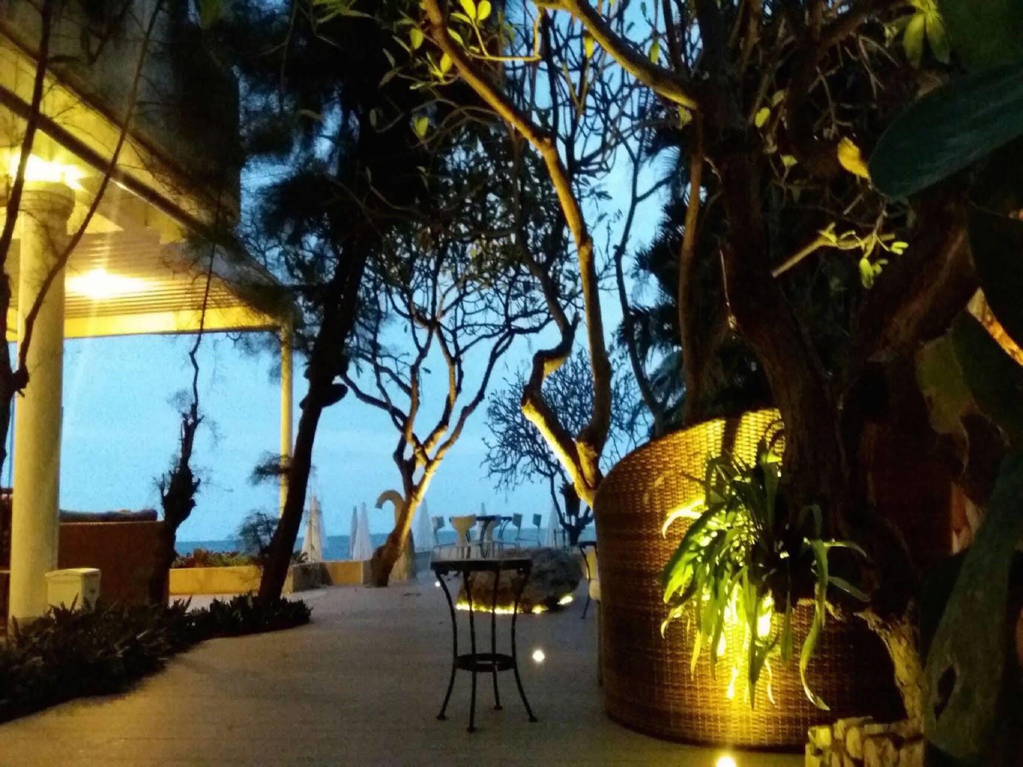 Nern Chalet Beachfront Hotel HHQ Exteriör bild